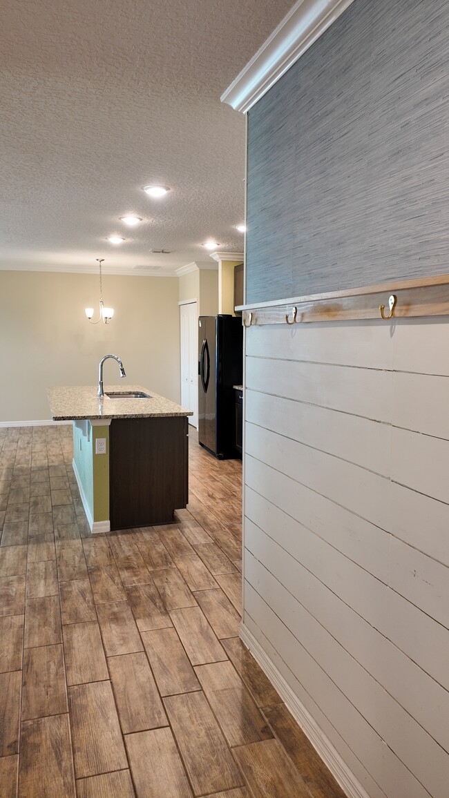 Building Photo - 338 Pinecrest Loop
