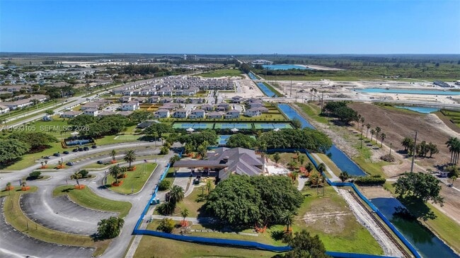 Building Photo - 2425 SE 28th Dr