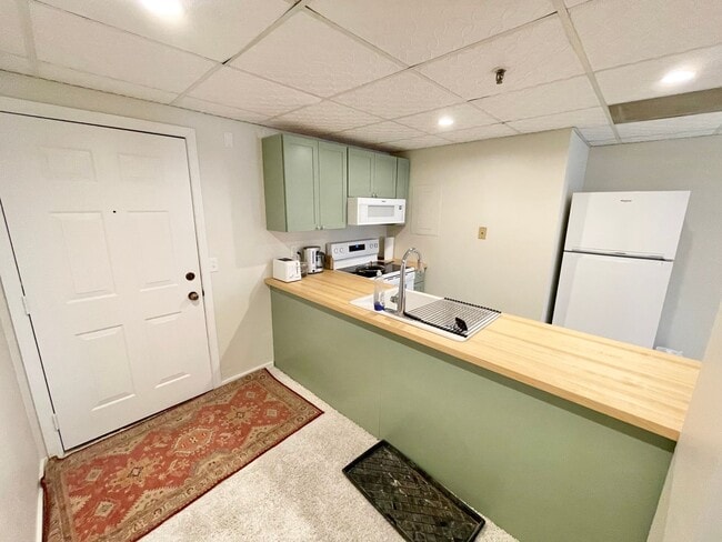 Building Photo - 131 Main St