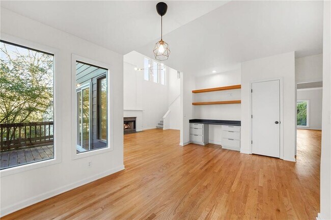 Building Photo - 1086 Pine Grove Ave NE