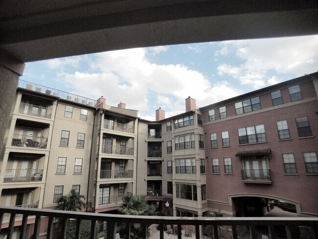 Building Photo - Beautiful 1/1 Pool View Condo x Rent @ Upt...