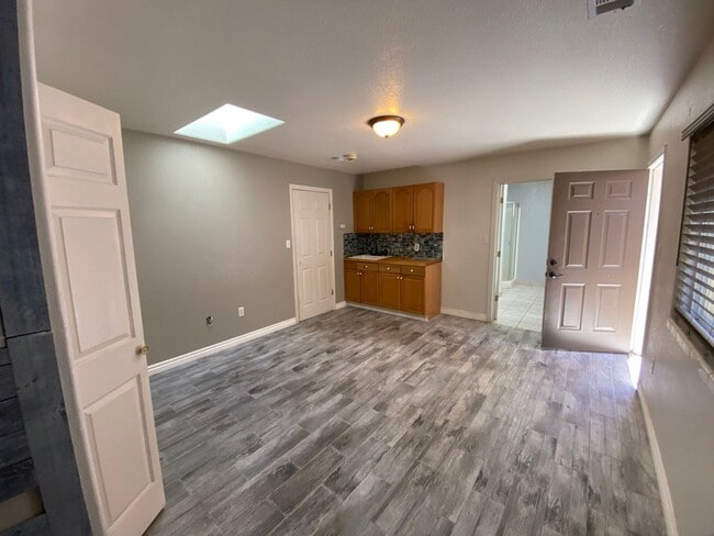 Primary Photo - 1-Bedroom Unit with Parking & Appliances –...