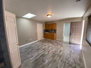 Building Photo - 1-Bedroom Unit with Parking & Appliances –...