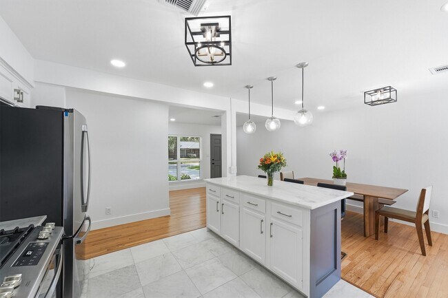 Building Photo - 2014 Woodcrest Dr