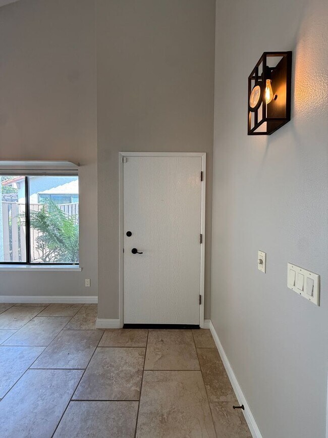 Building Photo - Beautiful Single Story Foxenwood Townhome in Orcutt with Easy Access to VSFB