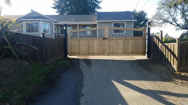 Building Photo - 1020 Stony Glen Ln