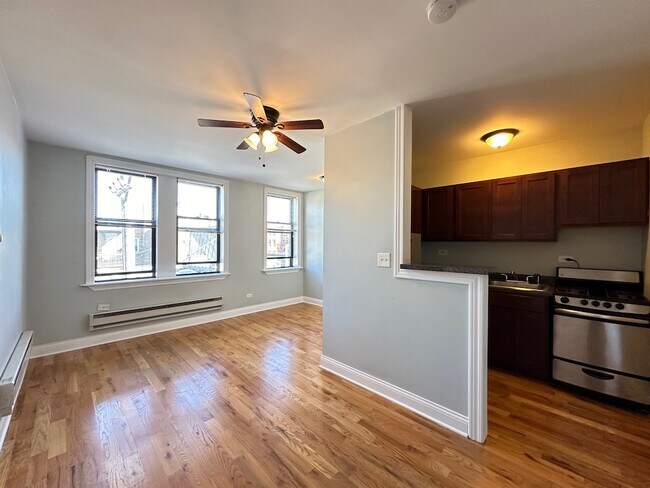 Building Photo - 823 W Diversey Pkwy