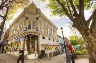 Building Photo - Luxury Three Bedroom On College Avenue