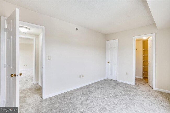 Building Photo - 505 E Braddock Rd