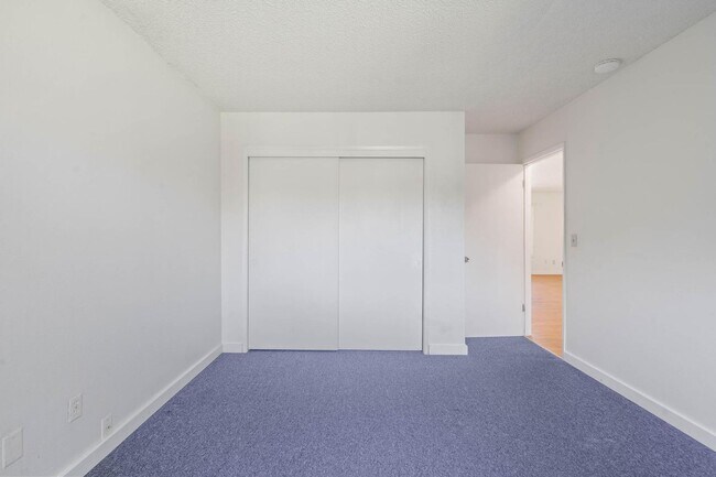 Building Photo - $500 off! Updated, upstairs 2-bdrm/1-bath triplex apt—On-site w/d, off-street parking, near downt...