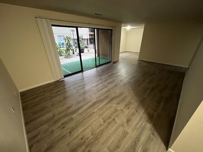 Building Photo - Newly Remodeled 2 Bedroom Unit in Family a...
