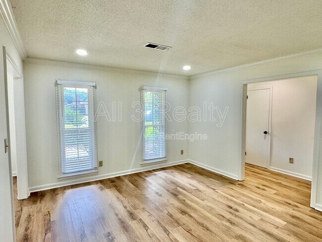 Building Photo - 713 Dubuque Dr