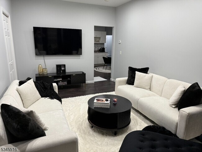 Building Photo - 124-126 Keen St