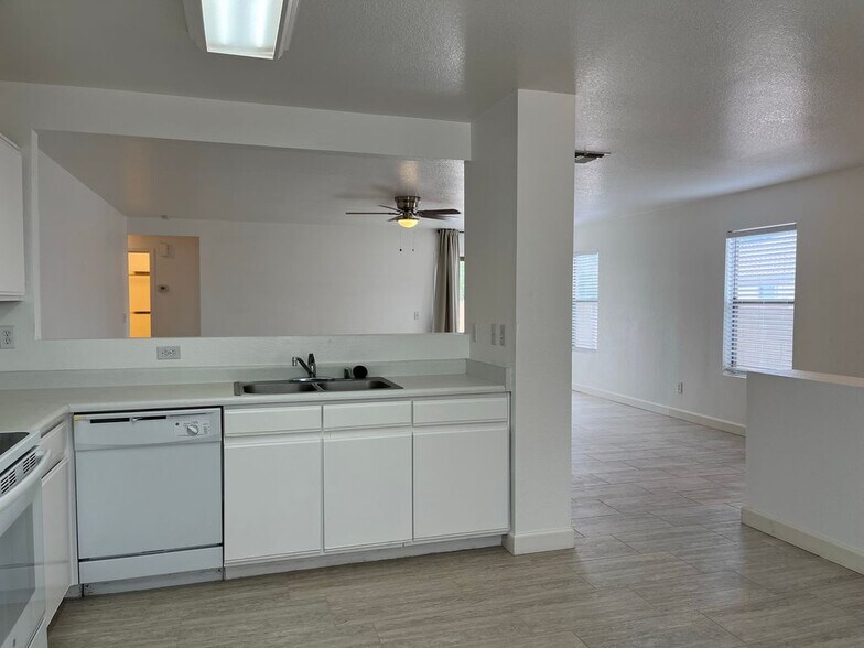 Building Photo - 2403 E Palm Beach Dr