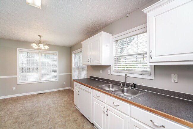 Building Photo - 335 Shadowbrooke Cir SW