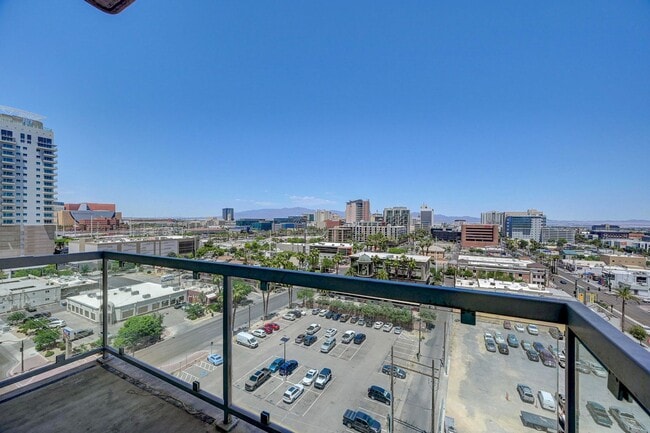 Building Photo - Modern Loft with City View