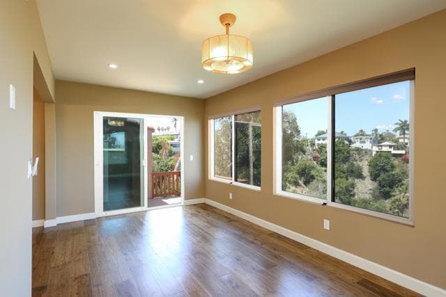 Building Photo - 4960 Vista Pl