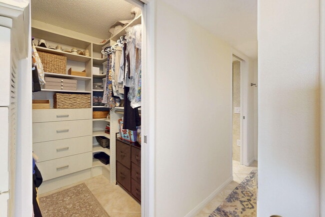 Building Photo - 124 Lakeshore Dr