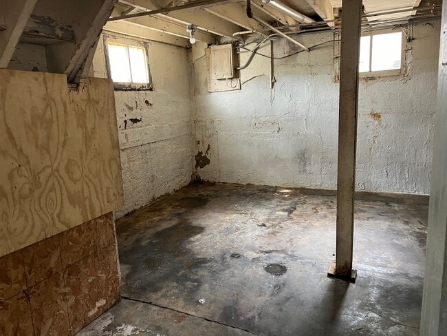 Building Photo - SPACIOUS 3 BEDROOM HOME READY TO WELCOME YOU
