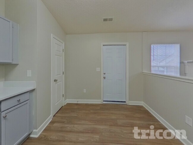 Building Photo - 919 Lakehill Rd