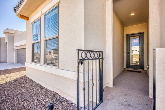 Building Photo - Beautiful East side House 4 bed-2.5 baths, part of The Overlook Casa Club that includes Swimming ...