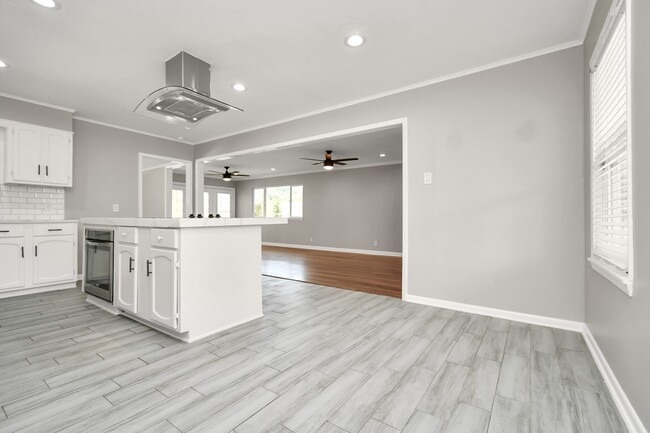 Building Photo - 8034 Ridgeview Dr