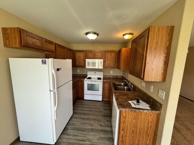 Building Photo - Welcome to Comfortable Living – Spacious, Pet-Friendly Home with Great Amenities