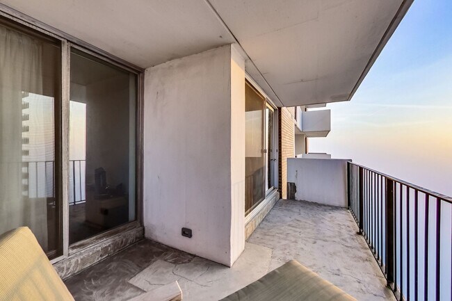 Building Photo - 6033 N Sheridan Rd