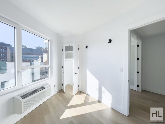 Building Photo - President Street / Crown Heights / Spaciou...