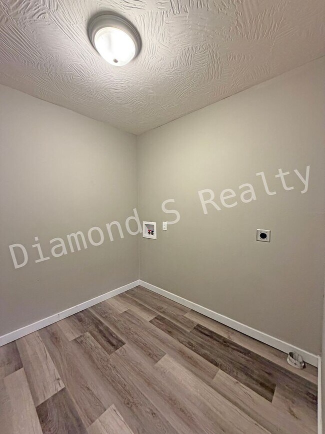 Building Photo - Stunning 3 Bedroom / 2 Bath Home in Nixa A...