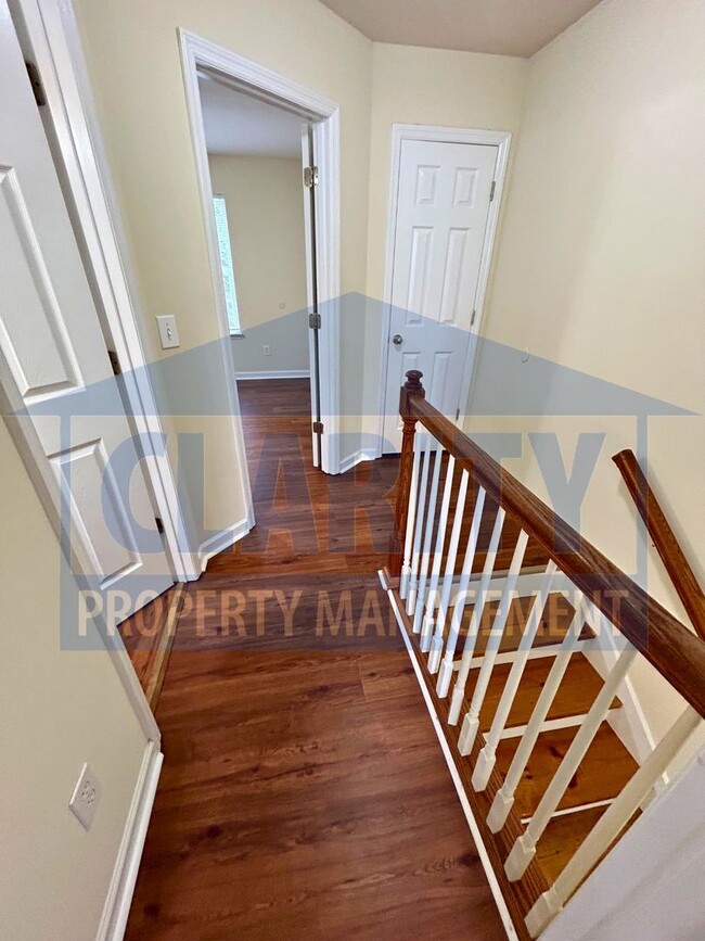 Building Photo - Brick Townhouse w/ 2 Bedrooms, 1.5 Bath wi...