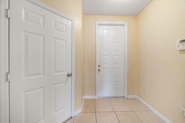 Building Photo - 1927 Alamanda Way