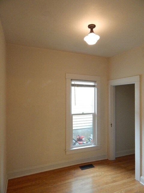 Building Photo - 2Bd/2Ba Two Story House - Available Soon!