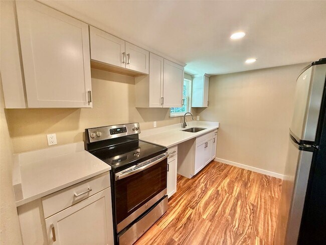 Building Photo - 417 Putman St