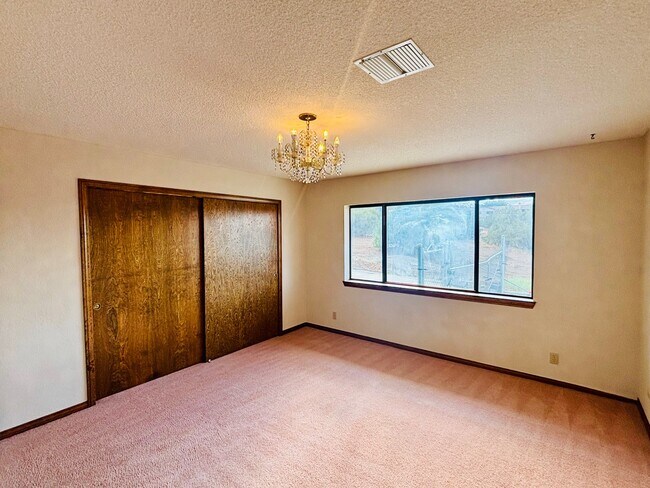 Building Photo - 527 Westlake Dr
