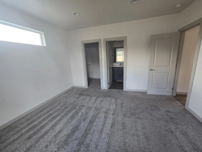 Building Photo - YECK-683