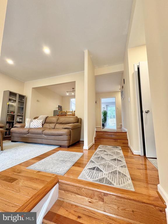 Building Photo - 9710 Lakepointe Dr