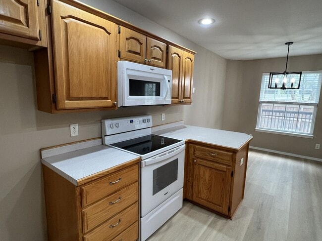 Building Photo - AVAILABLE NOW! Nixa 3 Bedroom, 2 Bathroom