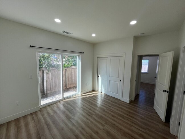 Building Photo - 449 Tognazzini Ave