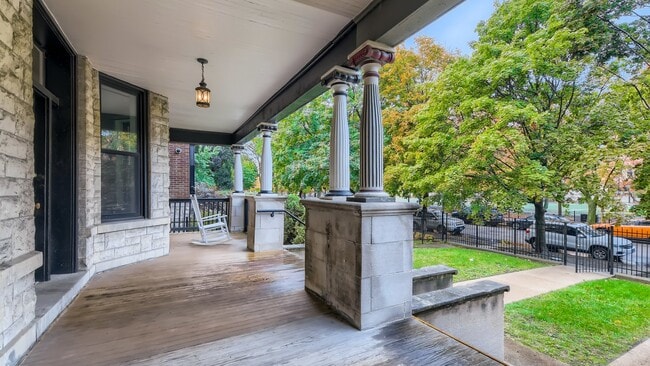 Building Photo - 4053 N Greenview Ave