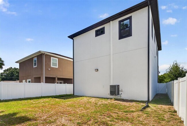 Building Photo - 3022 W Douglas St
