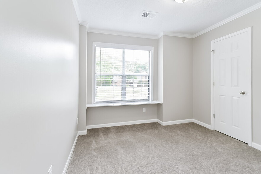 Building Photo - 4401 Okeechobee Dr