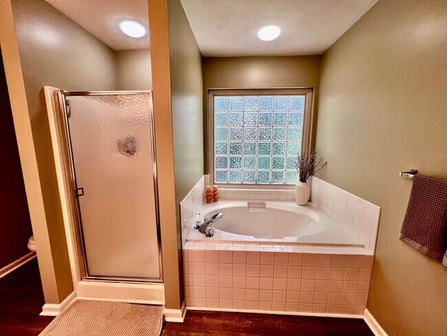 Building Photo - Charming 4 Bedroom home Near Virginia Beac...