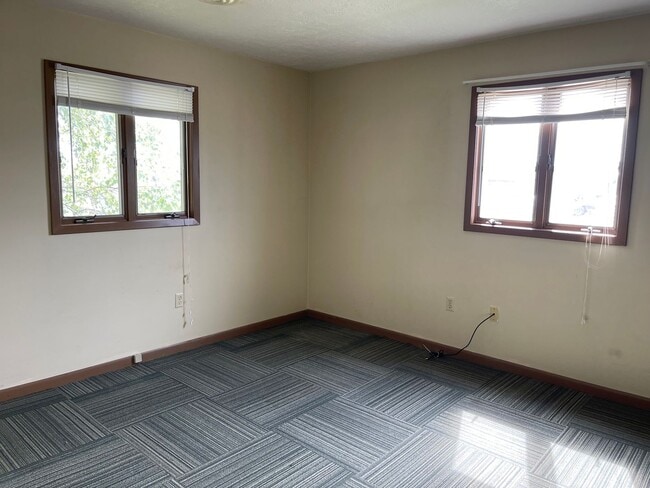 Building Photo - 2 bedroom 1 bathroom upstairs apartment fo...