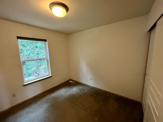 Building Photo - 3 Story, Large Home, Next to a Park with V...