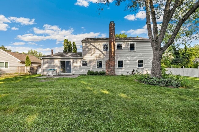 Building Photo - Buffalo Grove 4 Bedroom located in the Stephenson School District!