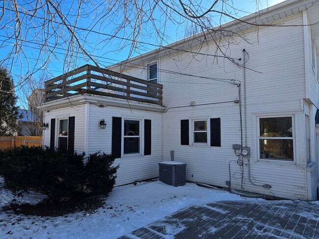 Building Photo - Updated 3-Bedroom Single- Family Home in Fox Point