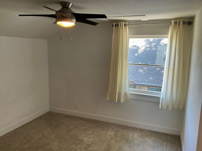 Building Photo - Beautiful 4 Bedroom 2 Bath Home in Old Tow...