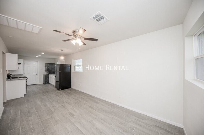 Building Photo - 5042 Mallow St