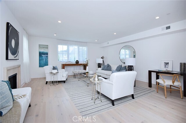 Building Photo - 4641 Cahuenga Blvd